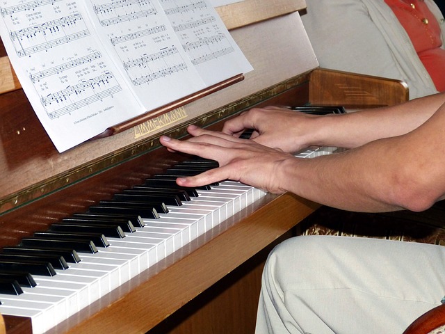 Aprenda a tocar teclado na igreja em 30 dias.