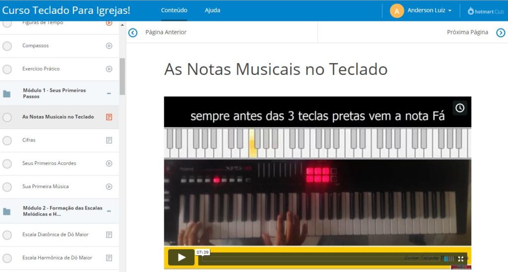 Tocar teclado na igreja