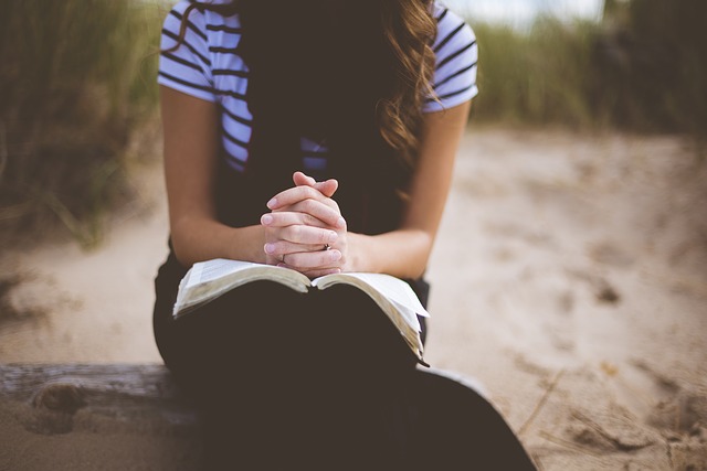 15 Hinos sobre Oração para você ouvir ainda hoje!